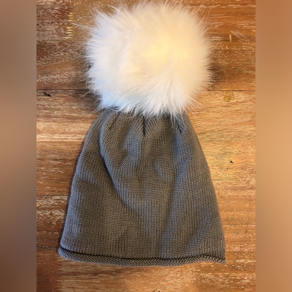 Lindo F Toque with White Pom Pom - Picture 1 of 2